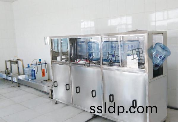 150桶/h全(quan)自(zi)動灌(guan)裝(zhuang)機（衝(chong)洗(xi)、灌(guan)裝(zhuang)、封蓋(gai)功能(neng)于(yu)一體）