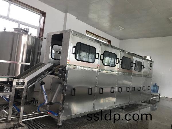 150桶/小(xiao)時桶裝水灌(guan)裝(zhuang)設備
