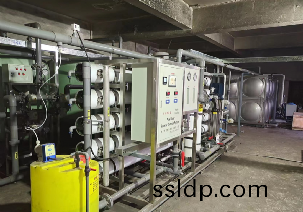 山東(dong)建材公(gong)司20噸反(fan)滲(shen)透安裝(zhuang)調(diao)試(shi)