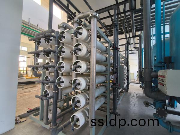 煙檯40T/H雙(shuang)級反滲(shen)透+EDI+變(bian)頻設(she)備(bei)供水設(she)備安(an)裝(zhuang)調試