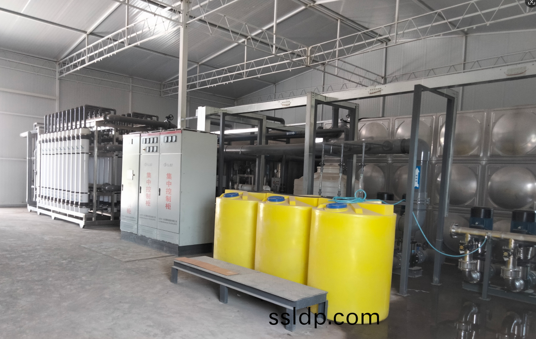 【川一股(gu)份(fen)】150噸(dun)每小時(shi)超濾(lv)設(she)備(bei)安裝(zhuang)調試