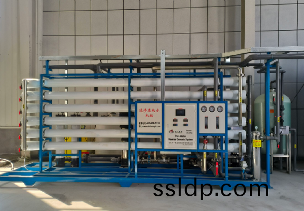 30T反(fan)滲(shen)透(tou)+輭化水(shui)處理設備(bei)