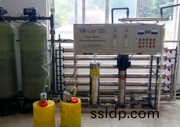 3T單級反(fan)滲透(tou)設備-貴(gui)州中學學校用(yong)水(shui)