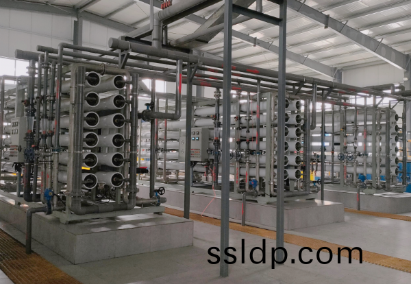 工(gong)業(ye)用150噸大型(xing)反(fan)滲(shen)透(tou)設備(bei)