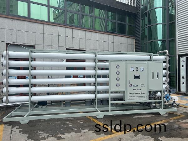 40T/H 反(fan)滲(shen)透(tou)設備主機(ji)