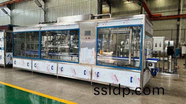 900-1000小(xiao)桶/小(xiao)時(shi)直線(xian)灌裝設(she)備(bei)