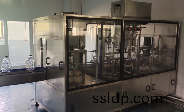 跟隨式(shi)直(zhi)線(xian)灌裝機