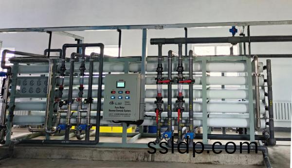 新疆鑛(kuang)業(ye)用(yong)80T/H反滲透(tou)設(she)備(bei)