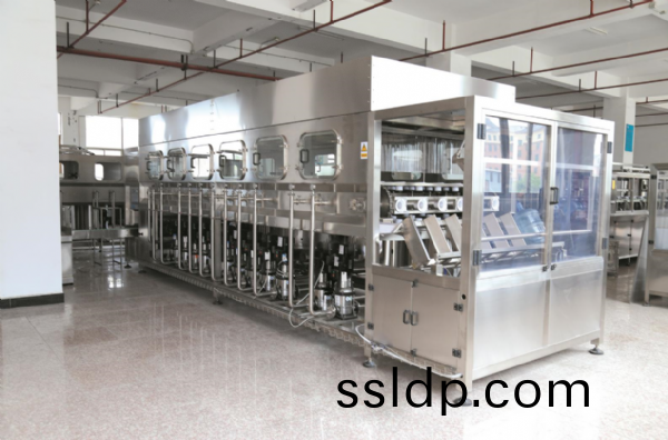 1000桶/小時(shi)大(da)桶水灌(guan)裝生産(chan)設(she)備(bei)安(an)裝(zhuang)