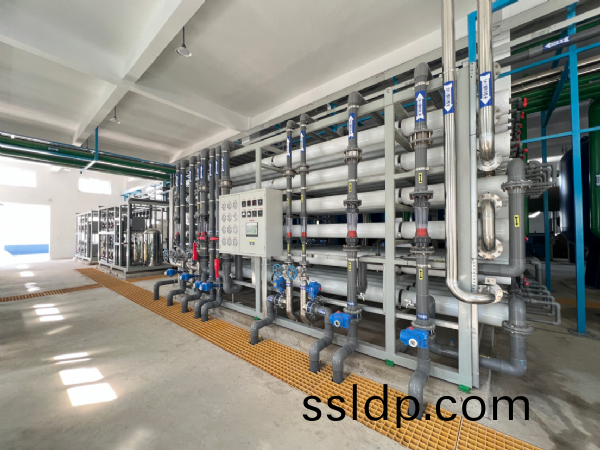 東營(ying)100T/H雙級(ji)反(fan)滲(shen)透(tou)+EDI設(she)備(bei)安(an)裝完(wan)成(cheng)