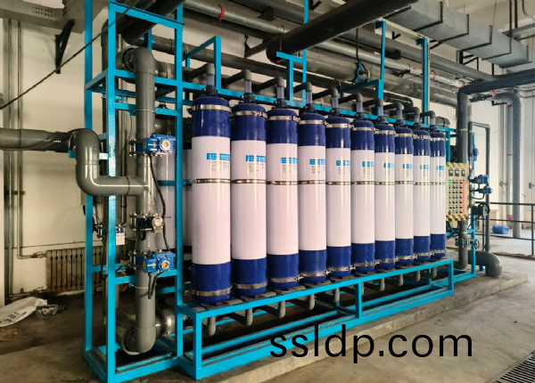 煙(yan)檯2X50T反(fan)滲(shen)透十(shi)100T超濾設(she)備(bei)安裝(zhuang)調試(shi)