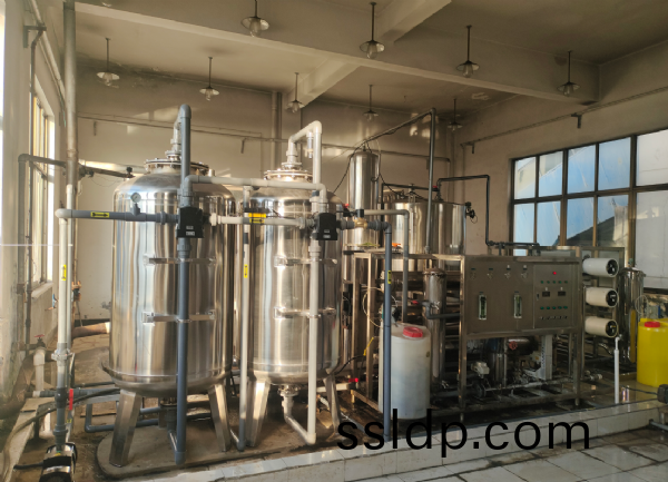 山東濟南環保公司(si)6T單(dan)級反(fan)滲透設備安裝調(diao)試(shi)完(wan)場