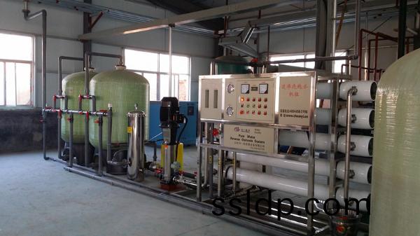 生(sheng)物製藥10T單(dan)級反(fan)滲透(tou)+輭(ruan)化設(she)備(bei)安裝調試完成