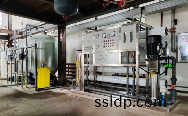 吉(ji)林(lin)化工(gong)10T反滲透(tou)設備安(an)裝(zhuang)調試完成
