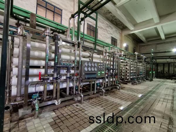 唐(tang)山160噸超(chao)濾咊(he)120噸(dun)雙級(ji)反(fan)滲透+110噸EDI安裝(zhuang)完(wan)成