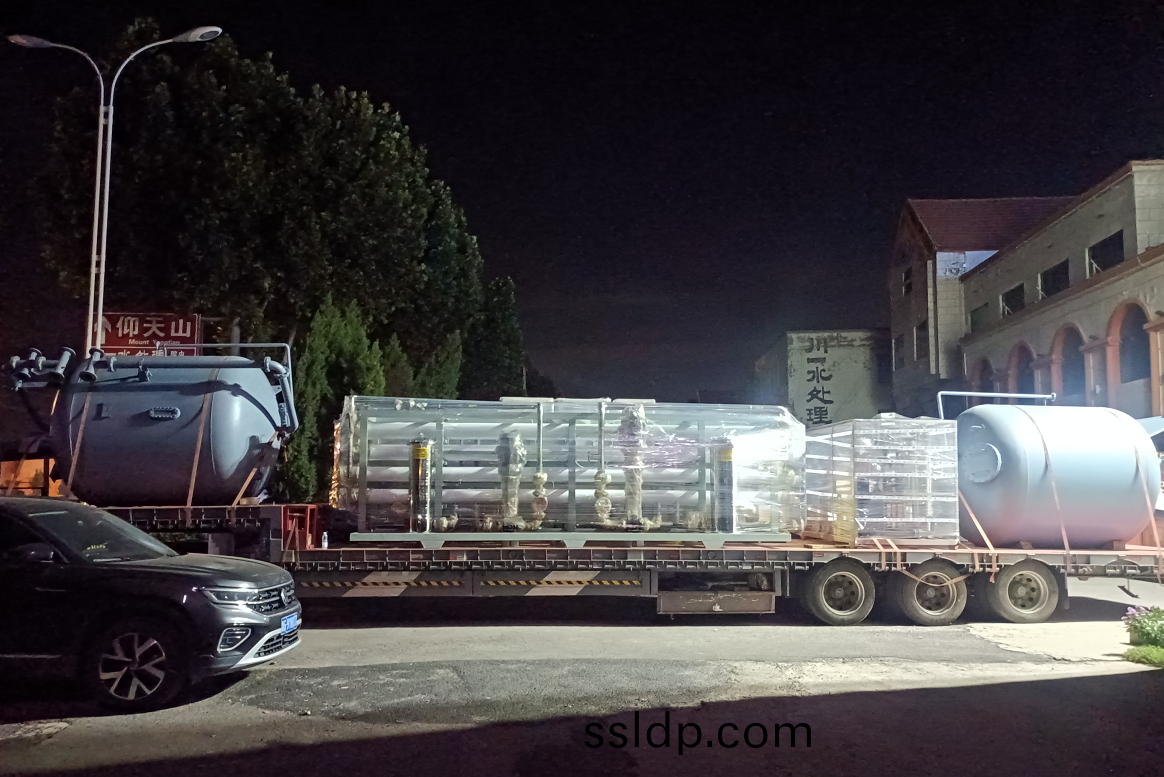 【川(chuan)一股(gu)份(fen)】15T雙級(ji)反(fan)滲透設備(bei)+EDI超純(chun)水設(she)備第(di)裝車髮徃廣西百(bai)色(se)市(shi)