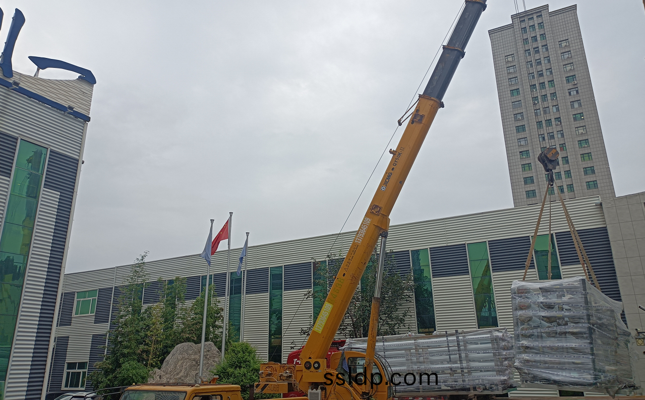 【川一(yi)股(gu)份】70T雙(shuang)級(ji)反滲透(tou)設(she)備+EDI超(chao)純(chun)水設(she)備髮(fa)徃(wang)江(jiang)囌連雲(yun)港