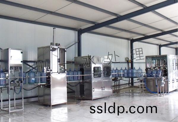 400桶/h 大(da)桶水灌(guan)裝生(sheng)産線(xian)