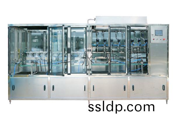 4-5L三(san)郃(he)一直線(xian)灌裝設備